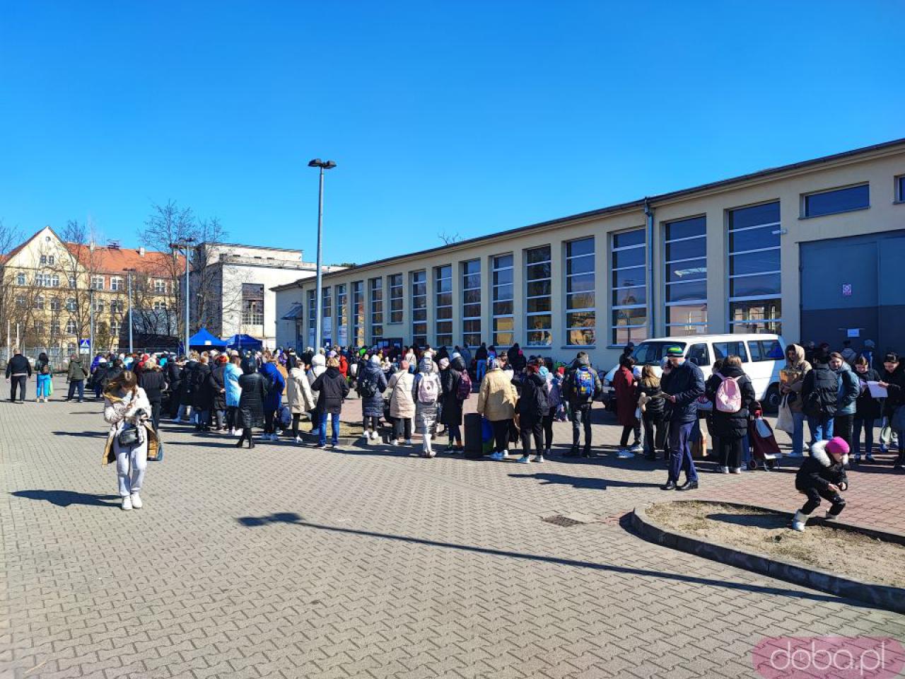 [FOTO] Uchodźcy z Ukrainy otrzymują pomoc we Wrocławiu