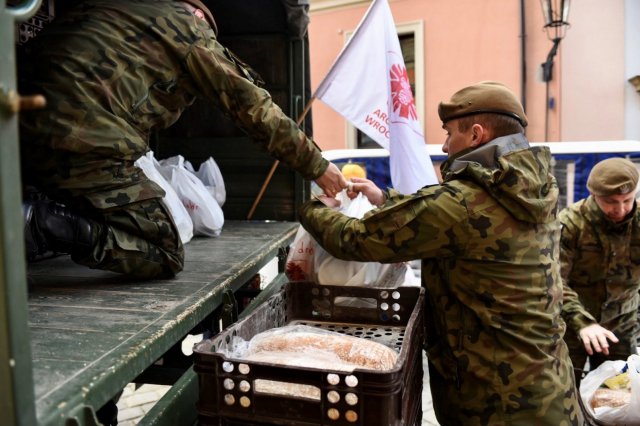 16 DBOT: Pomagamy, żeby te święta były dla nich miłym przeżyciem…