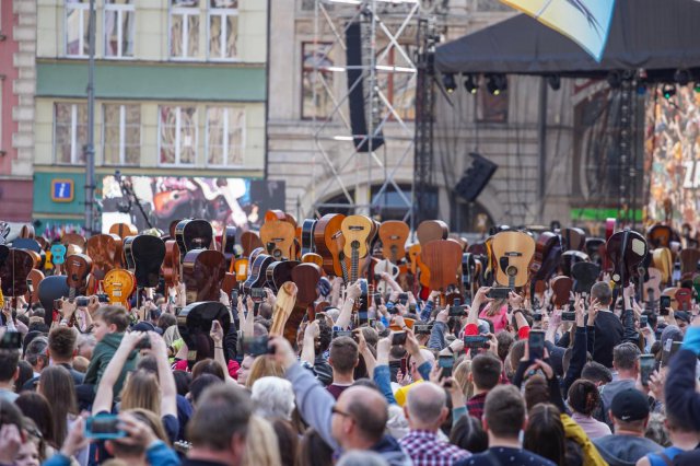 [FOTO] Wielki powrót Gitarowego Rekordu Świata na wrocławski Rynek. Mamy nowy rekord! Zagrało razem 7676 gitarzystów!