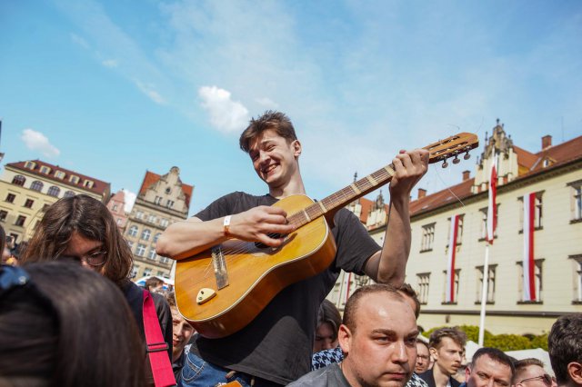 [FOTO] Wielki powrót Gitarowego Rekordu Świata na wrocławski Rynek. Mamy nowy rekord! Zagrało razem 7676 gitarzystów!