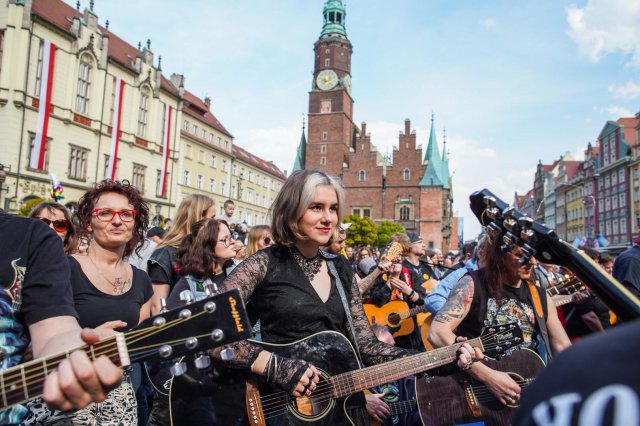 [FOTO] Wielki powrót Gitarowego Rekordu Świata na wrocławski Rynek. Mamy nowy rekord! Zagrało razem 7676 gitarzystów!
