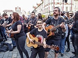 [FOTO] Wielki powrót Gitarowego Rekordu Świata na wrocławski Rynek. Mamy nowy rekord! Zagrało razem 7676 gitarzystów!