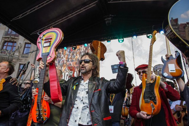 [FOTO] Wielki powrót Gitarowego Rekordu Świata na wrocławski Rynek. Mamy nowy rekord! Zagrało razem 7676 gitarzystów!