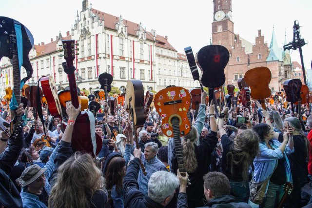 [FOTO] Wielki powrót Gitarowego Rekordu Świata na wrocławski Rynek. Mamy nowy rekord! Zagrało razem 7676 gitarzystów!