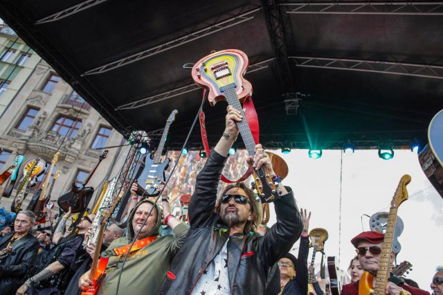 [FOTO] Wielki powrót Gitarowego Rekordu Świata na wrocławski Rynek. Mamy nowy rekord! Zagrało razem 7676 gitarzystów!