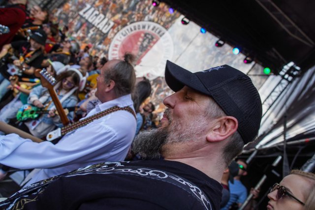 [FOTO] Wielki powrót Gitarowego Rekordu Świata na wrocławski Rynek. Mamy nowy rekord! Zagrało razem 7676 gitarzystów!