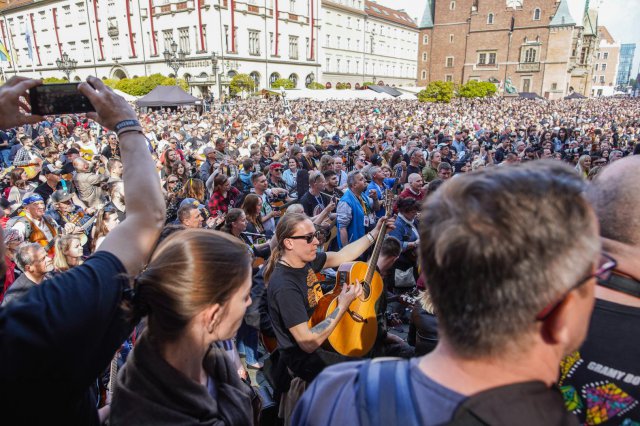 [FOTO] Wielki powrót Gitarowego Rekordu Świata na wrocławski Rynek. Mamy nowy rekord! Zagrało razem 7676 gitarzystów!