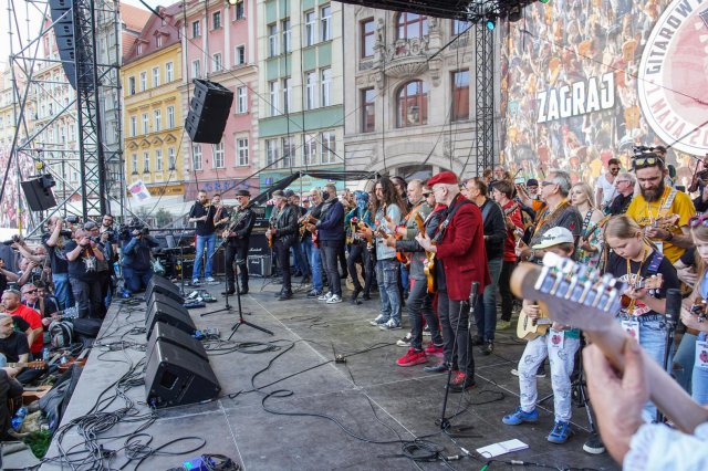 [FOTO] Wielki powrót Gitarowego Rekordu Świata na wrocławski Rynek. Mamy nowy rekord! Zagrało razem 7676 gitarzystów!