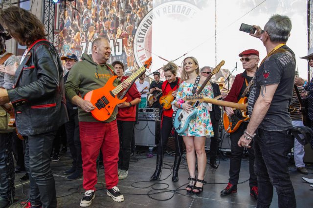 [FOTO] Wielki powrót Gitarowego Rekordu Świata na wrocławski Rynek. Mamy nowy rekord! Zagrało razem 7676 gitarzystów!