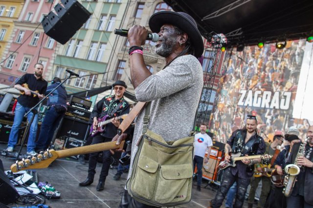 [FOTO] Wielki powrót Gitarowego Rekordu Świata na wrocławski Rynek. Mamy nowy rekord! Zagrało razem 7676 gitarzystów!