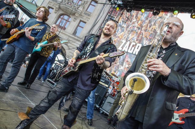 [FOTO] Wielki powrót Gitarowego Rekordu Świata na wrocławski Rynek. Mamy nowy rekord! Zagrało razem 7676 gitarzystów!