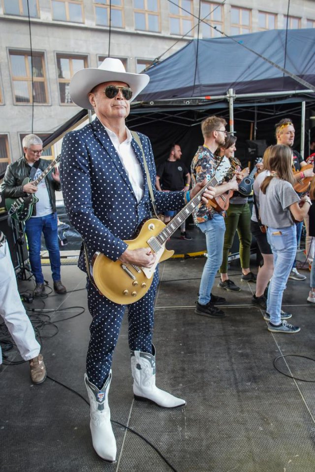 [FOTO] Wielki powrót Gitarowego Rekordu Świata na wrocławski Rynek. Mamy nowy rekord! Zagrało razem 7676 gitarzystów!