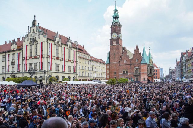 [FOTO] Wielki powrót Gitarowego Rekordu Świata na wrocławski Rynek. Mamy nowy rekord! Zagrało razem 7676 gitarzystów!