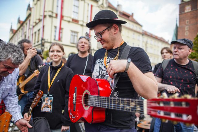 [FOTO] Wielki powrót Gitarowego Rekordu Świata na wrocławski Rynek. Mamy nowy rekord! Zagrało razem 7676 gitarzystów!
