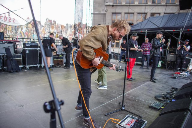 [FOTO] Wielki powrót Gitarowego Rekordu Świata na wrocławski Rynek. Mamy nowy rekord! Zagrało razem 7676 gitarzystów!