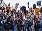 [FOTO] Wielki powrót Gitarowego Rekordu Świata na wrocławski Rynek. Mamy nowy rekord! Zagrało razem 7676 gitarzystów!