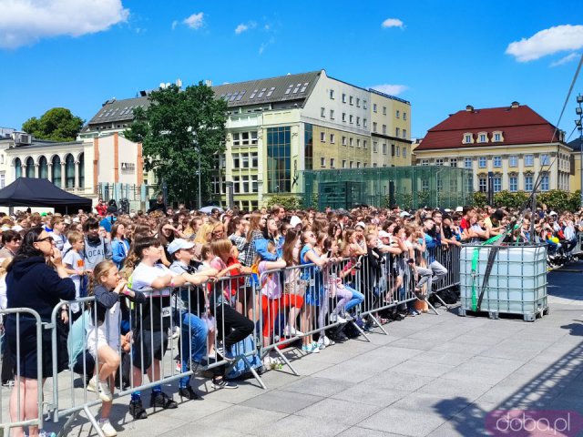 [FOTO] Dzień Dziecka we Wrocławiu: Koncert Sary James, liczne atrakcje, dzieci zapowiadające przystanki