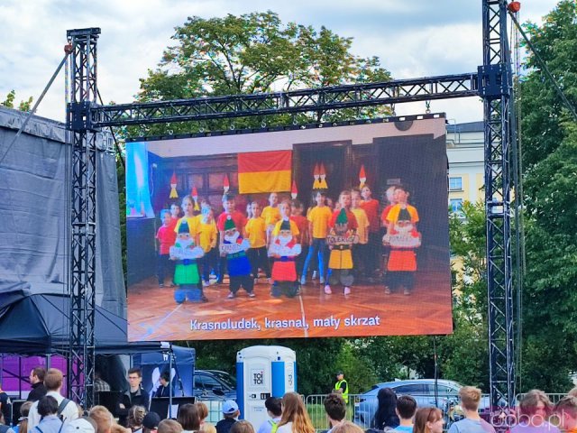 [FOTO] Dzień Dziecka we Wrocławiu: Koncert Sary James, liczne atrakcje, dzieci zapowiadające przystanki
