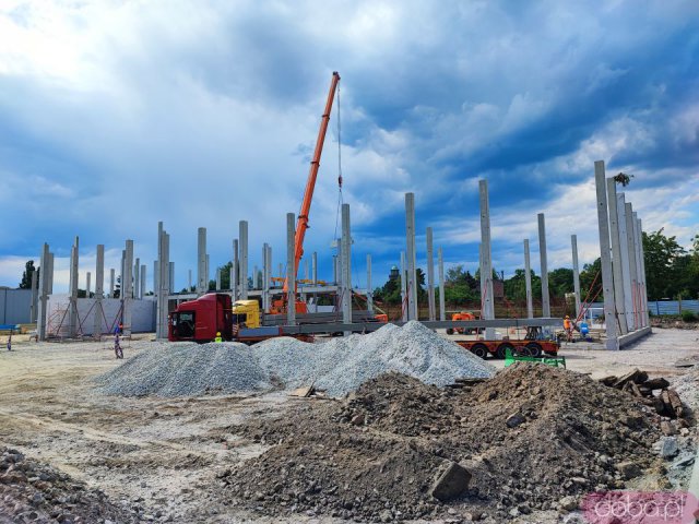[FOTO] Powstaje duża galeria handlowa na Karłowicach. Długosza 66 otwarta będzie już w listopadzie
