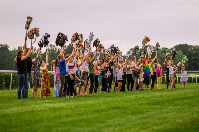 Ladies Day na Partynicach nie zawiodło. Była wyścigowa elegancja i emocjonujące wyścigi