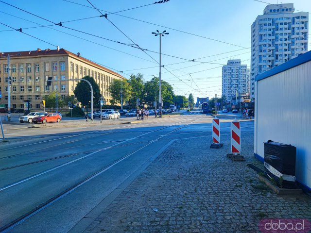Pierwszy etap remontu na Rondzie Reagana za nami: Linie tramwajowe wracają na swoje trasy, autobusy dalej korzystają z przystanków zastępczych