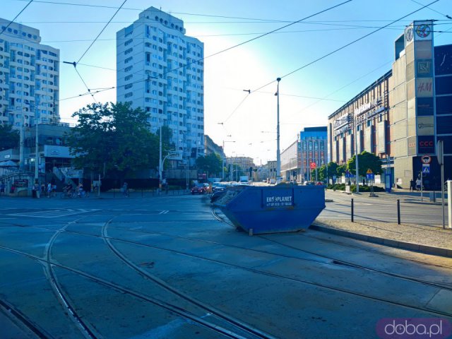 Pierwszy etap remontu na Rondzie Reagana za nami: Linie tramwajowe wracają na swoje trasy, autobusy dalej korzystają z przystanków zastępczych