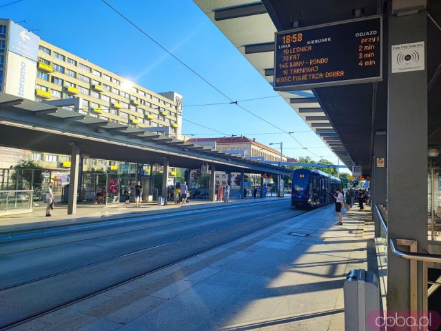 Pierwszy etap remontu na Rondzie Reagana za nami: Linie tramwajowe wracają na swoje trasy, autobusy dalej korzystają z przystanków zastępczych