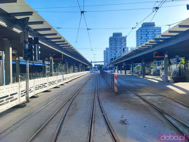 Pierwszy etap remontu na Rondzie Reagana za nami: Linie tramwajowe wracają na swoje trasy, autobusy dalej korzystają z przystanków zastępczych