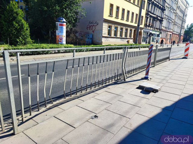 [FOTO] Przystanek Kolejowa po śmiertelnym wypadku z udziałem pasażera oczekującego na tramwaj