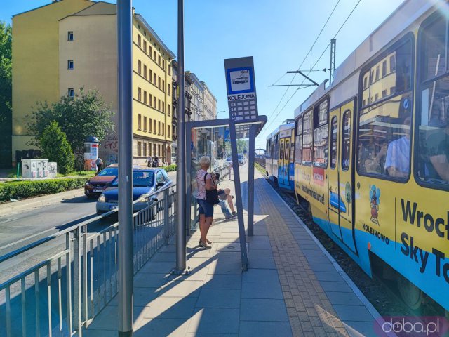 [FOTO] Przystanek Kolejowa po śmiertelnym wypadku z udziałem pasażera oczekującego na tramwaj