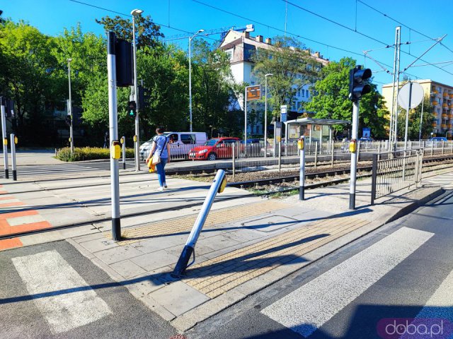 [FOTO] Przystanek Kolejowa po śmiertelnym wypadku z udziałem pasażera oczekującego na tramwaj