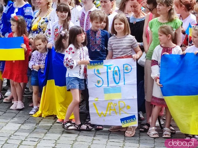 [FOTO, WIDEO] Bili rekord w śpiewaniu ukraińskiej piosenki. Dużo Ukraińców na wrocławskim rynku