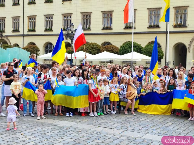 [FOTO, WIDEO] Bili rekord w śpiewaniu ukraińskiej piosenki. Dużo Ukraińców na wrocławskim rynku