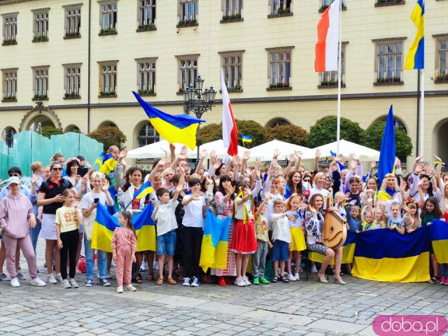 [FOTO, WIDEO] Bili rekord w śpiewaniu ukraińskiej piosenki. Dużo Ukraińców na wrocławskim rynku