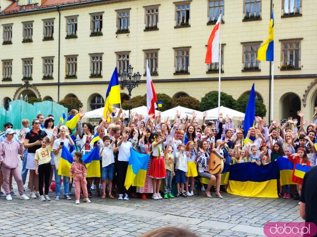 [FOTO, WIDEO] Bili rekord w śpiewaniu ukraińskiej piosenki. Dużo Ukraińców na wrocławskim rynku
