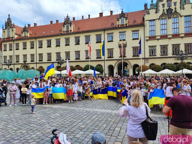 [FOTO, WIDEO] Bili rekord w śpiewaniu ukraińskiej piosenki. Dużo Ukraińców na wrocławskim rynku