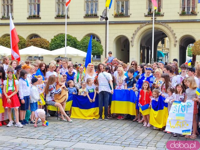 [FOTO, WIDEO] Bili rekord w śpiewaniu ukraińskiej piosenki. Dużo Ukraińców na wrocławskim rynku