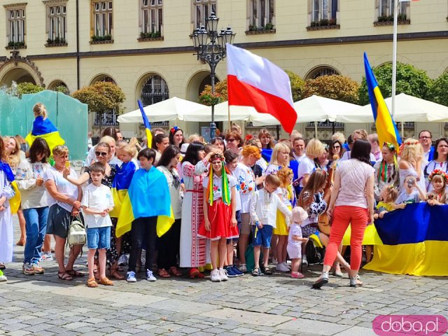 [FOTO, WIDEO] Bili rekord w śpiewaniu ukraińskiej piosenki. Dużo Ukraińców na wrocławskim rynku