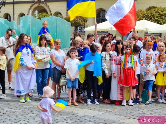 [FOTO, WIDEO] Bili rekord w śpiewaniu ukraińskiej piosenki. Dużo Ukraińców na wrocławskim rynku