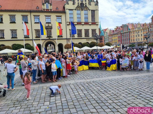 [FOTO, WIDEO] Bili rekord w śpiewaniu ukraińskiej piosenki. Dużo Ukraińców na wrocławskim rynku