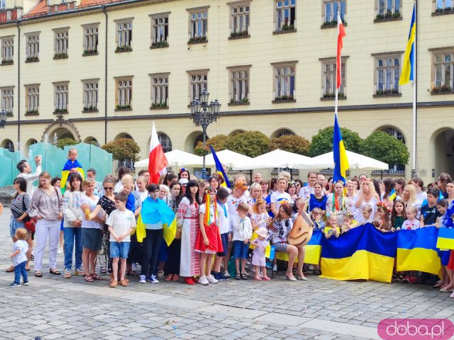 [FOTO, WIDEO] Bili rekord w śpiewaniu ukraińskiej piosenki. Dużo Ukraińców na wrocławskim rynku