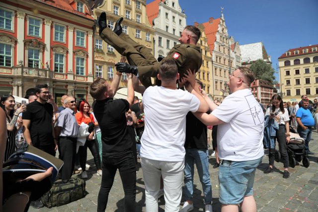 Promocja na pierwszy stopień oficerski absolwentów Akademii Wojsk Lądowych na wrocławskim Rynku