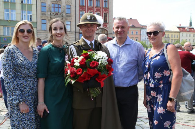 Promocja na pierwszy stopień oficerski absolwentów Akademii Wojsk Lądowych na wrocławskim Rynku