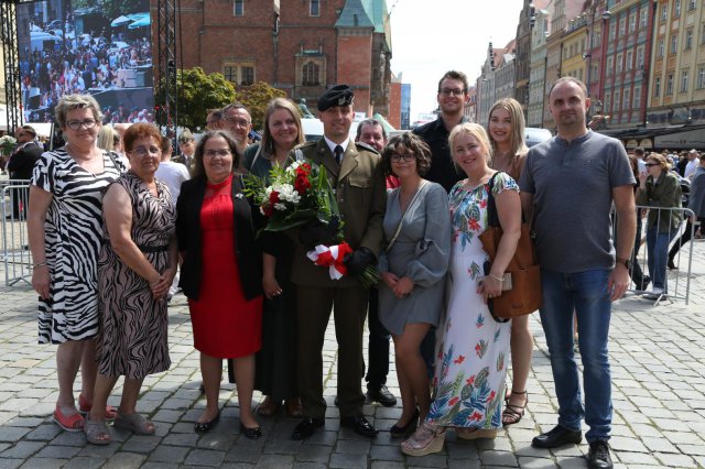 Promocja na pierwszy stopień oficerski absolwentów Akademii Wojsk Lądowych na wrocławskim Rynku