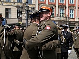 Promocja na pierwszy stopień oficerski absolwentów Akademii Wojsk Lądowych na wrocławskim Rynku