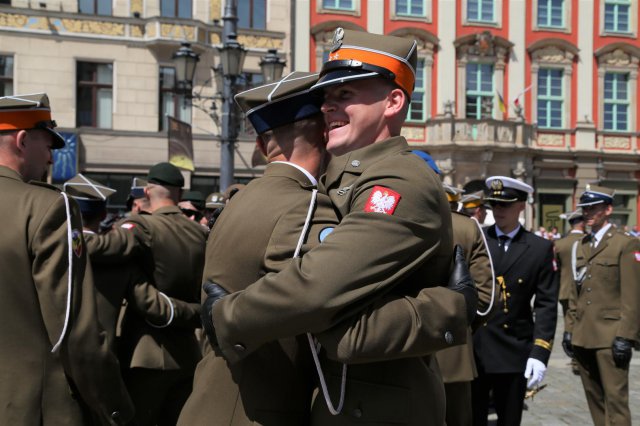 Promocja na pierwszy stopień oficerski absolwentów Akademii Wojsk Lądowych na wrocławskim Rynku