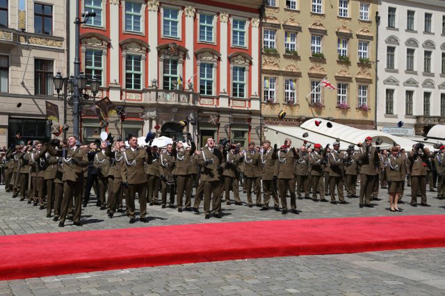 Promocja na pierwszy stopień oficerski absolwentów Akademii Wojsk Lądowych na wrocławskim Rynku