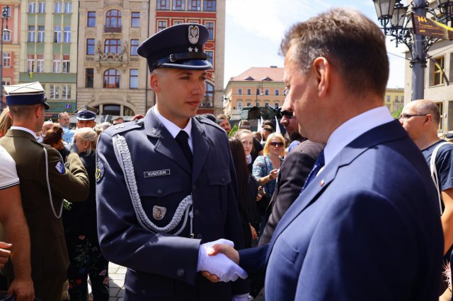 Promocja na pierwszy stopień oficerski absolwentów Akademii Wojsk Lądowych na wrocławskim Rynku