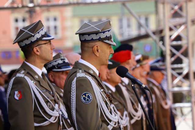 Promocja na pierwszy stopień oficerski absolwentów Akademii Wojsk Lądowych na wrocławskim Rynku