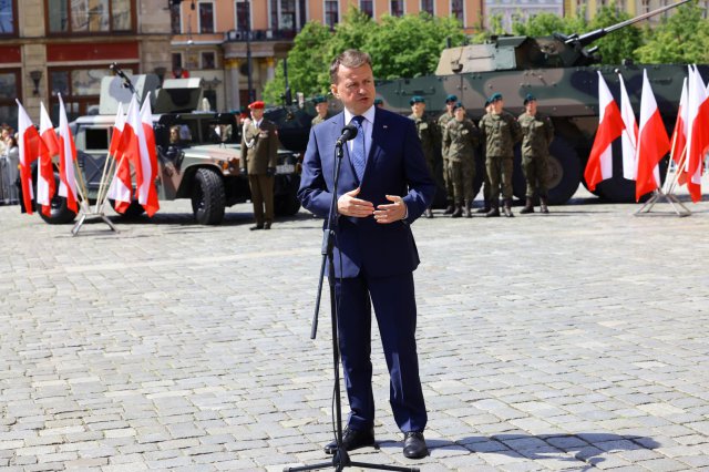 Promocja na pierwszy stopień oficerski absolwentów Akademii Wojsk Lądowych na wrocławskim Rynku